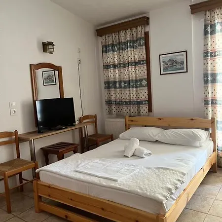 Laura 3* Skiathos Town