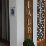 Laura 3*